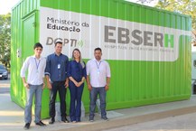 Parte da equipe da área de Tecnologia da Informação do HU em frente ao contêiner inaugurado.