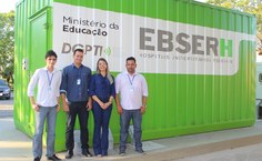 Parte da equipe da área de Tecnologia da Informação do HU em frente ao contêiner inaugurado.