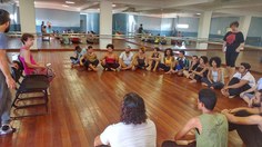 Hélène Gustin e Tanja Simma (em pé à direita) durante oficina, realizada no Complexo Cultural Teatro Deodoro