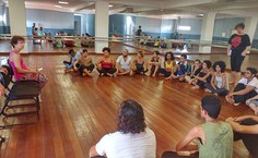 Hélène Gustin e Tanja Simma (em pé à direita) durante oficina, realizada no Complexo Cultural Teatro Deodoro