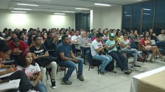 O mini auditório ficou completamente lotado para o debate