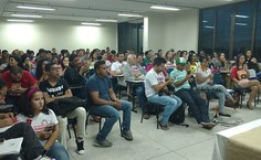 O mini auditório ficou completamente lotado para o debate