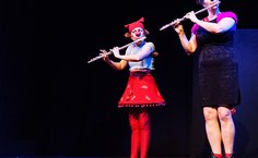 A pequena Collete Gomette e Anna de Lirium em cena com o espetáculo The One & The One