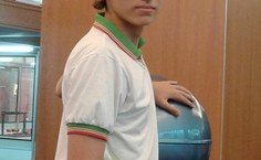 Aluno do Ifal de Marechal Deodoro experimentando o gerador de Van de Graaff