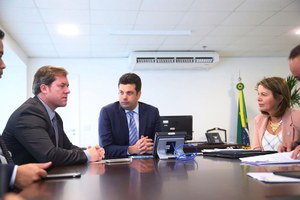 Ministro garante recursos para conclusão de complexo esportivo da Ufal