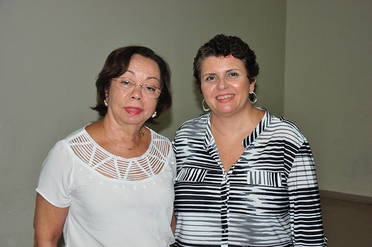 Vicentina Esteves e Alecsandra Ventura, respectivamente, da Gestão do Ensino e do Gerenciamento de Atividades de Pós Graduações do HU