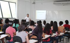 Professor Valmir Pedrosa na palestra 'O tamanho do mundo'