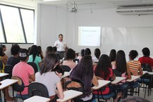 Professor Valmir Pedrosa na palestra 'O tamanho do mundo'