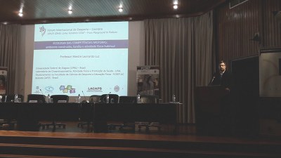 Professor Leonardo Luz durante conferência em Portugal | nothing