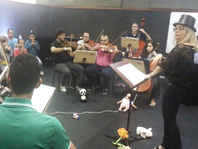 Lílian Pereira em evento realizado ano passado, regendo a Camerata da ETA e as crianças do curso de Musicalização Infantil | nothing