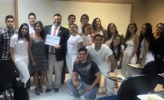 Equipe do projeto Trauma Dental durante palestra.