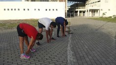 Participantes da caminhada se alongam antes do exercício