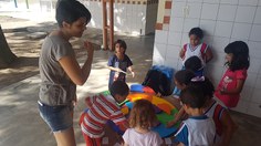 Alunos interagem com brinquedos educativos