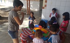 Alunos interagem com brinquedos educativos