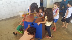 Crianças do NDI ficam animadas com os novos brinquedos