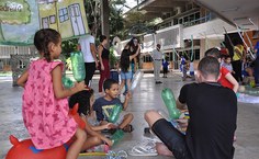 Atividades com crianças do NDI no hall da reitoria