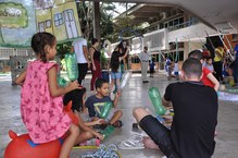 Atividades com crianças do NDI no hall da reitoria