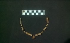 Colar de contas de ossos ossos de animais encontrado junto aos esqueletos