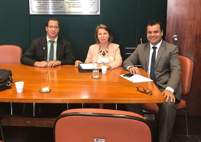 Gestores da Ufal em Brasília com o representante do Ministério do Esporte | nothing