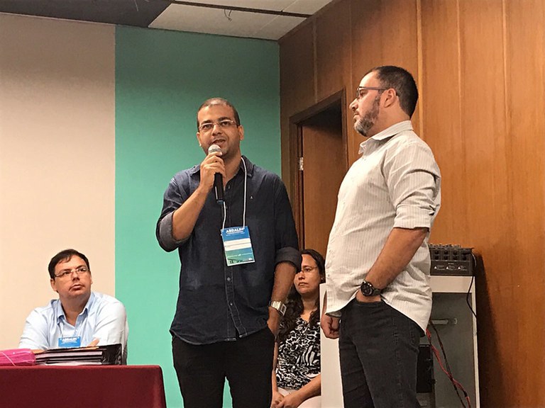 Professor Helson Sobrinho, ao lado do professor Jair, defendendo a candidatura da Ufal