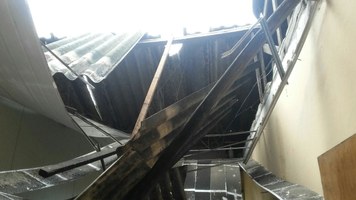 Parte do teto do Labmar desaba em função das chuvas neste domingo