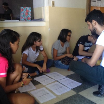 Estudantes de Relações Públicas durante pesquisa sobre a reforma da previdência Estudantes de Relações Públicas durante pesquisa sobre a reforma da previdência