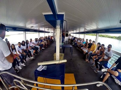 Barco-escola promove educação ambiental para estudantes de escolas públicas