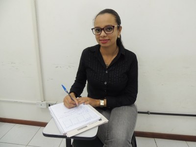A jornalista e aluna do Profnit, Alcilene Vieira, comentou sobre a oportunidade de cursar o mestrado profissional (Foto - Tayane Barreto) A jornalista e aluna do Profnit, Alcilene Vieira, comentou sobre a oportunidade de cursar o mestrado profissional (Foto - Tayane Barreto)