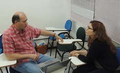 Aluna recebe orientação do professor Tonholo para trabalho do Profnit (Foto - Tayane Barreto)