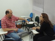 Aluna recebe orientação do professor Tonholo para trabalho do Profnit (Foto - Tayane Barreto)