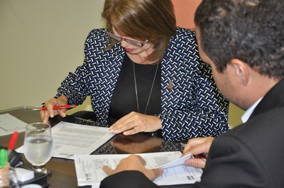 Reitora Valéria Correia e secretário da Seades, Fernando Pereira, durante assinatura do contrato | nothing