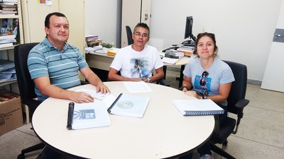 O diretor da Edufal, Osvaldo Maciel, com os professores Alessandra Marchioni e Fernando Gomes