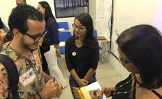 A professora Márcia Costa em tarde de autógrafos do seu livro