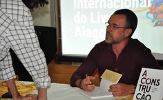 Autor Clayton Andrade lançou livro na manhã de hoje