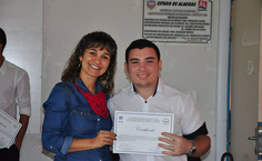 A coordenadora do curso de Enfermagem, Amuzza Aylla, entregando certificado ao novo presidente da Lasc, Davi Porfirio