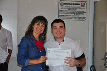 A coordenadora do curso de Enfermagem, Amuzza Aylla, entregando certificado ao novo presidente da Lasc, Davi Porfirio