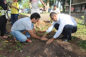 Plantio de mudas integra atividades em recepção aos calouros