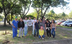 A pró reitora de Graduação, Sandra Regina Paz, com alunos e participantes da ação de plantio