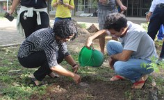 A pró reitora Sandra Regina também plantou uma muda