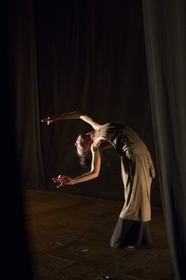 Professora Kamila em performance em Dança Contemporânea - Foto: Ivana Cubas | nothing