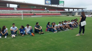Estudantes do Paespe visitam estádio Rei Pelé
