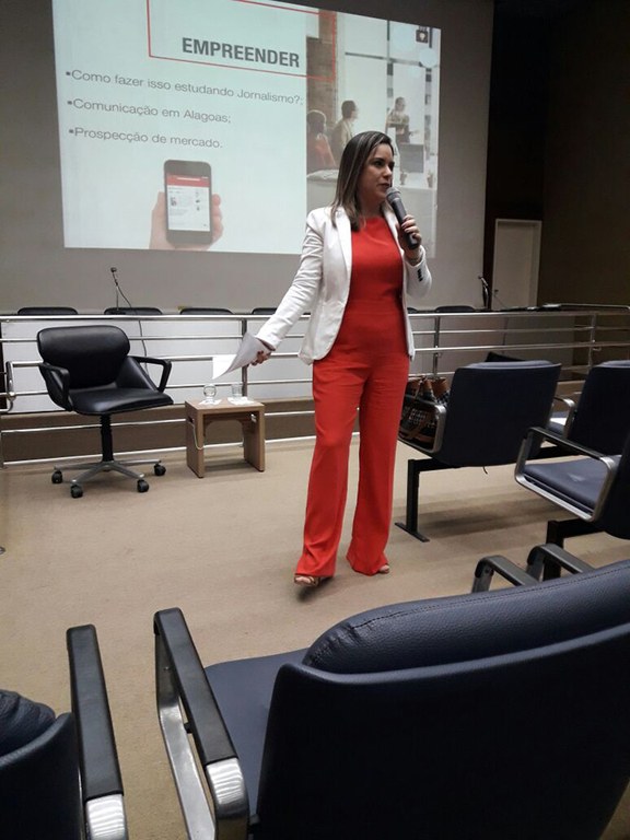 Luana Nunes, da Algo Mais Consultoria e Assessoria, em palestra no 1º Enacon (Fotos   Comissão Organizadora)