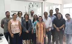 Pesquisadores do IQB, a reitora e integrantes da Gestão, durante a inauguração da instalação do equipamento