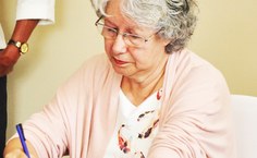 Regina Maria assina a ata de posse