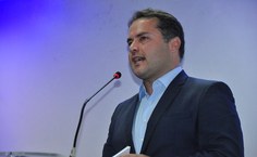 O governador de Alagoas, Renan Filho, falou sobre a importância da leitura e parabenizou a reitora Valéria Correia pela realização da Bienal