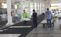 Enquanto as equipes se dividem para montar a estrutura, outros profissionais trabalham na parte da rede elétrica e rede lógica