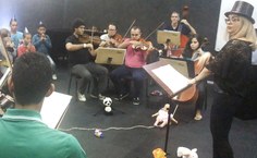 Lílian Pereira em evento realizado ano passado, regendo a Camerata da ETA e as crianças do curso de Musicalização Infantil