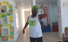 Professor Toni Edson contando histórias