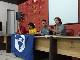 Reitora defende gratuidade do ensino público superior em debate com estudantes
