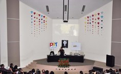 O estudante da Fale, Thiago Bruno, foi o responsável pela apresentação cultural em Libras